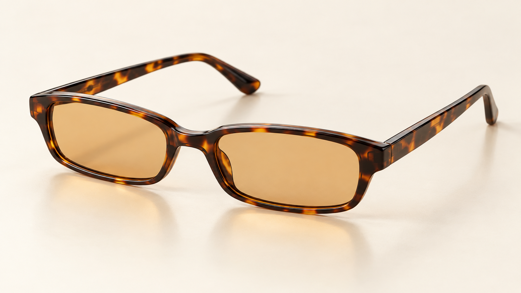 Gafas de sol de carey con lentes ámbar.