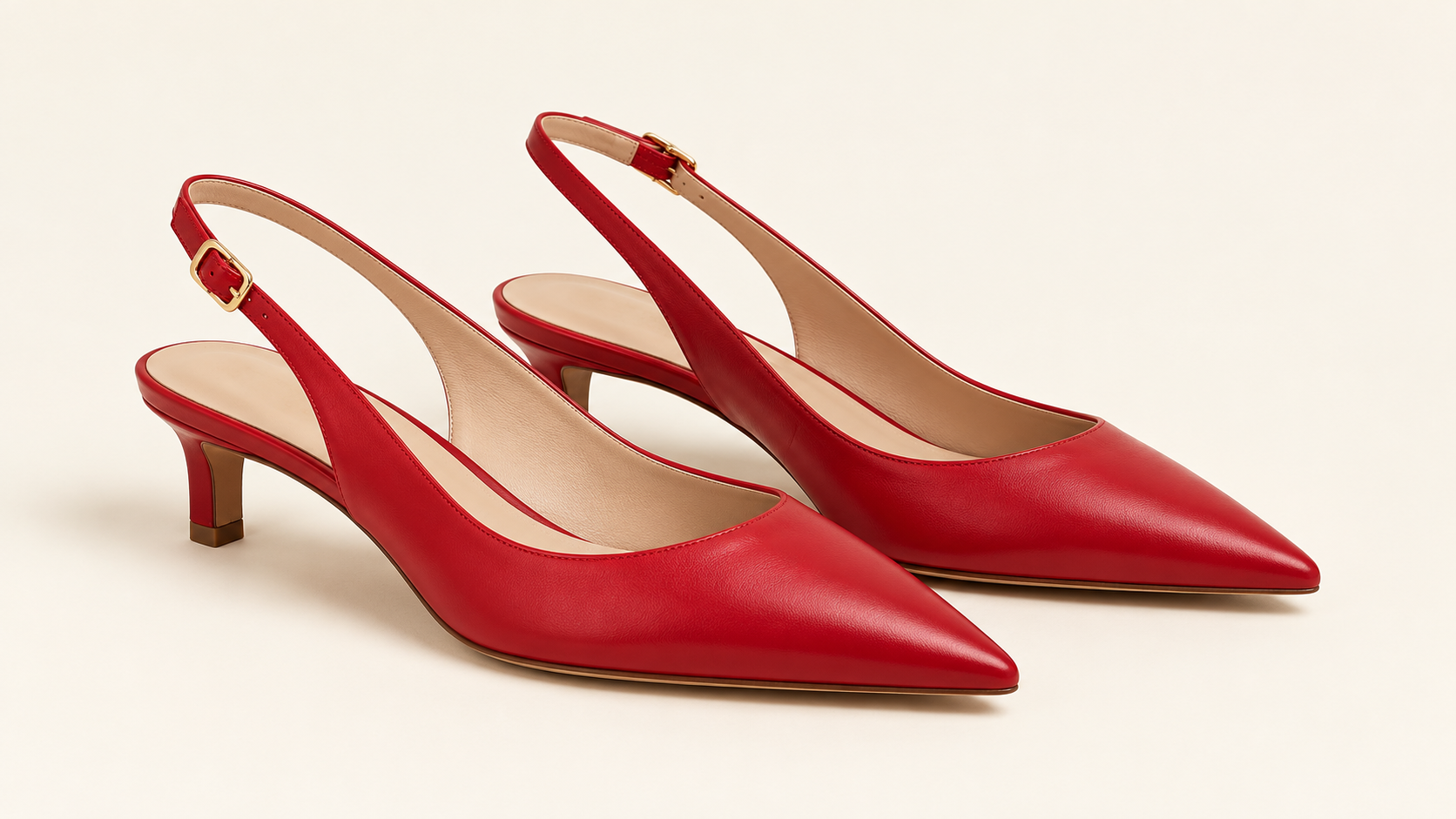 Zapatos destalonados rojos con tira trasera.