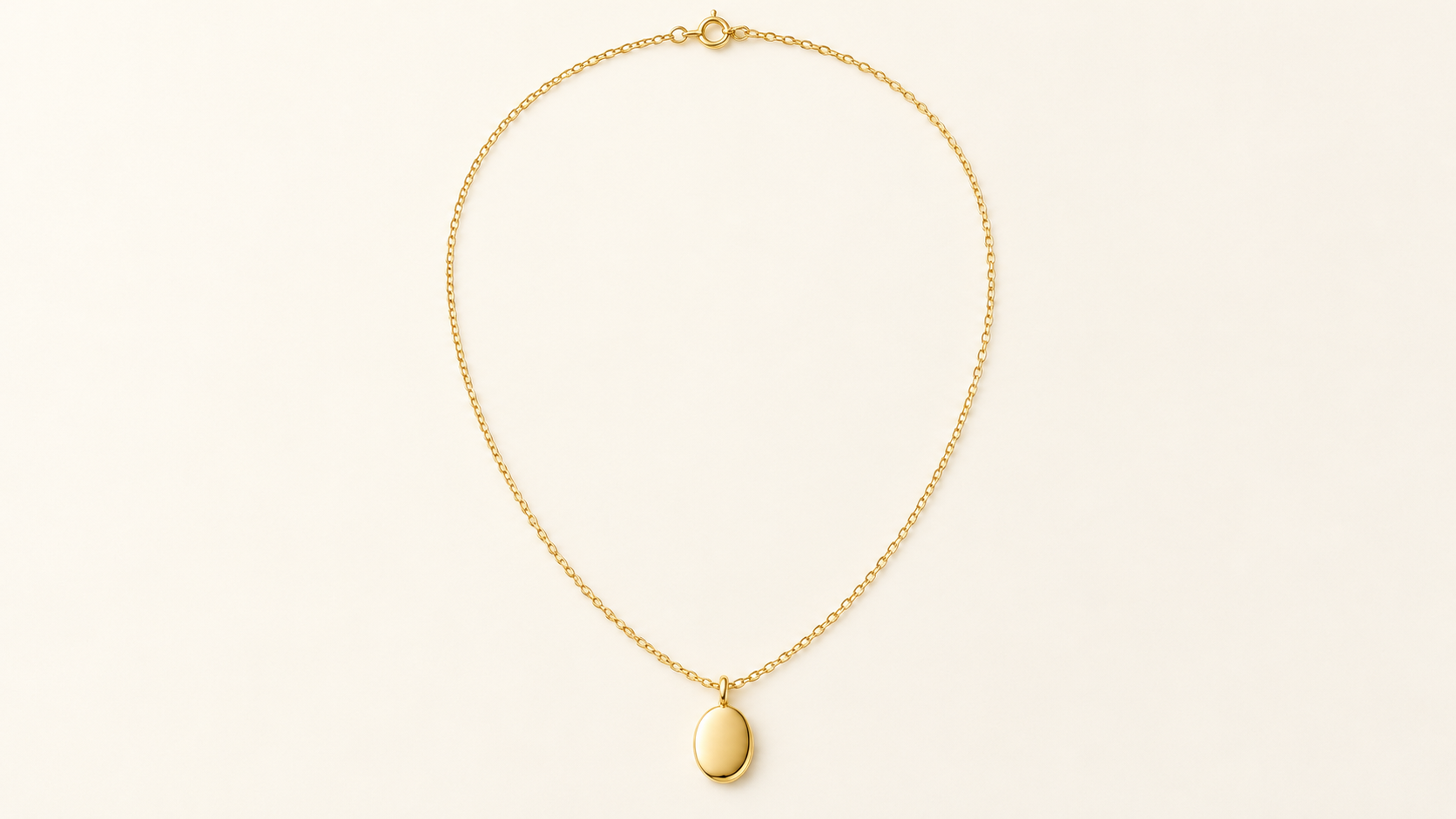 Collar dorado con colgante ovalado.